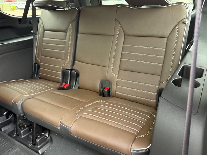 GMC Yukon XL Vehicle Full-screen Gallery Image 8