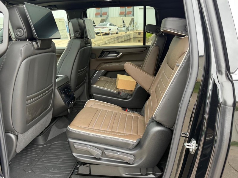 GMC Yukon XL Vehicle Full-screen Gallery Image 9