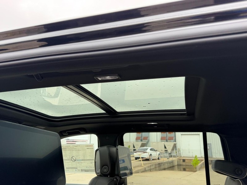 GMC Yukon XL Vehicle Full-screen Gallery Image 10