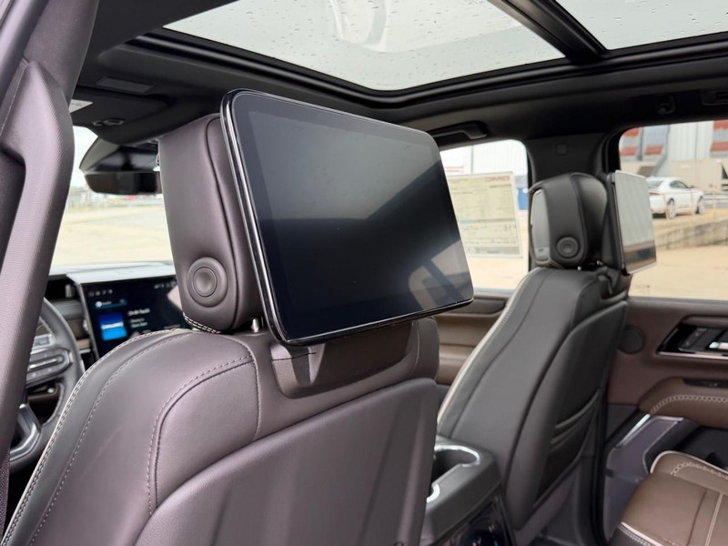 GMC Yukon XL Vehicle Full-screen Gallery Image 11