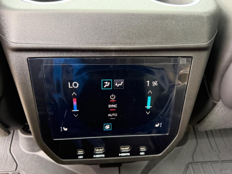 GMC Yukon XL Vehicle Full-screen Gallery Image 12