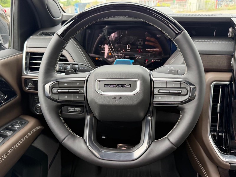 GMC Yukon XL Vehicle Full-screen Gallery Image 14