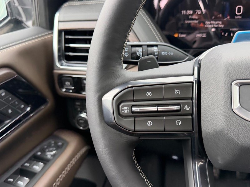 GMC Yukon XL Vehicle Full-screen Gallery Image 15