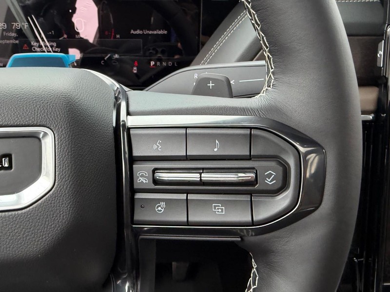GMC Yukon XL Vehicle Full-screen Gallery Image 16