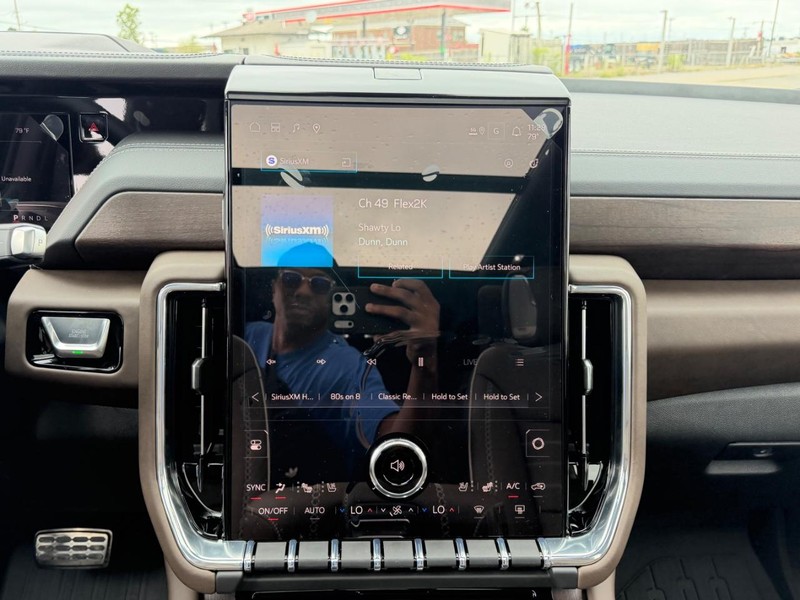 GMC Yukon XL Vehicle Full-screen Gallery Image 18
