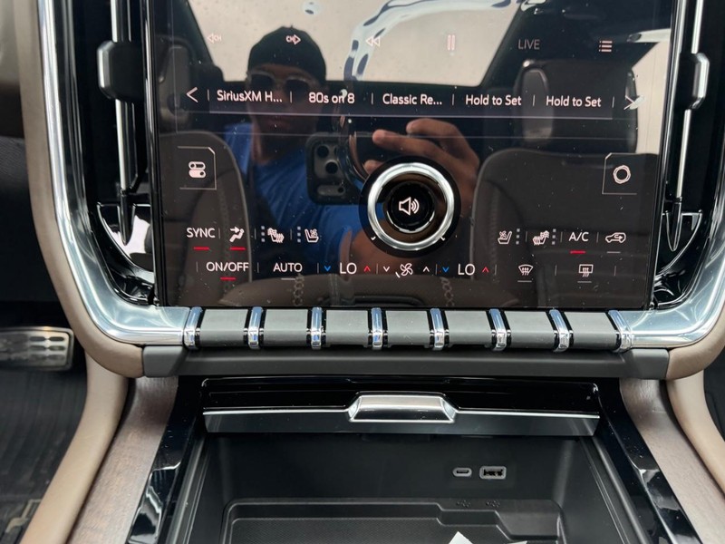 GMC Yukon XL Vehicle Full-screen Gallery Image 19