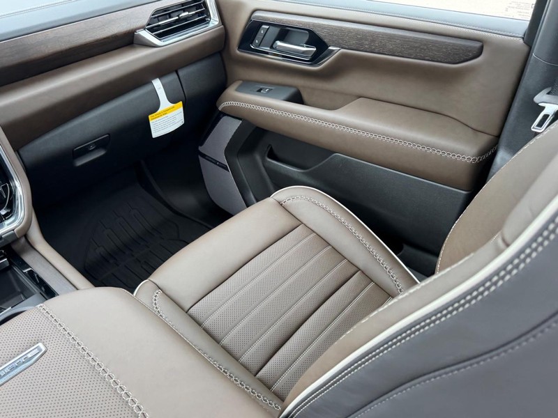 GMC Yukon XL Vehicle Full-screen Gallery Image 20