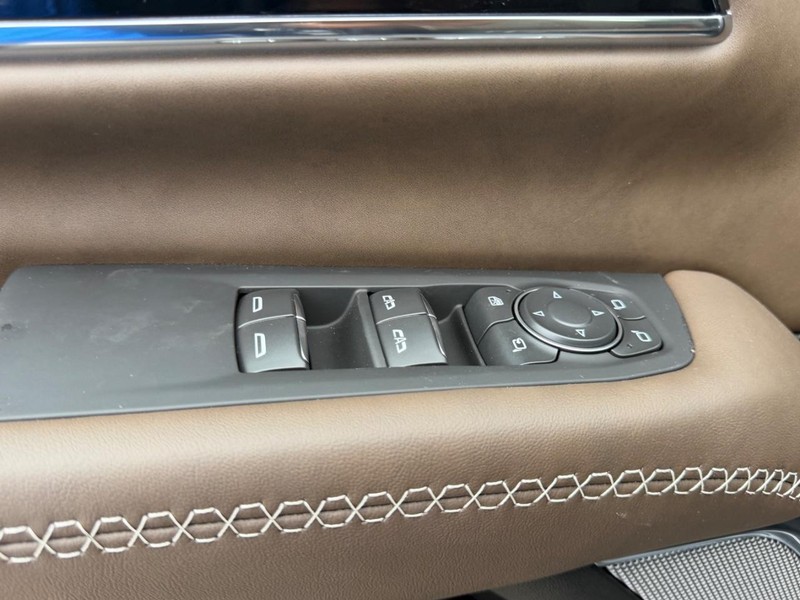 GMC Yukon XL Vehicle Full-screen Gallery Image 21
