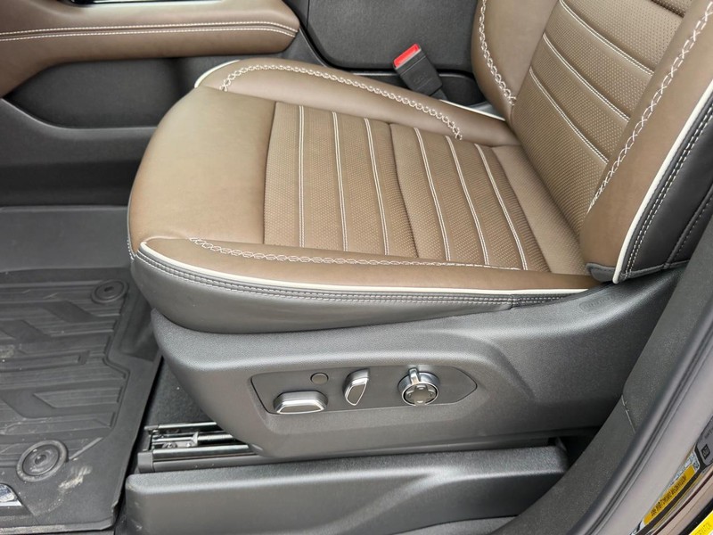 GMC Yukon XL Vehicle Full-screen Gallery Image 23