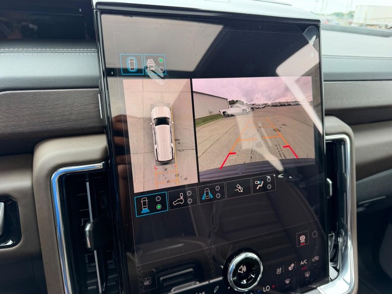 GMC Yukon XL Vehicle Full-screen Gallery Image 25