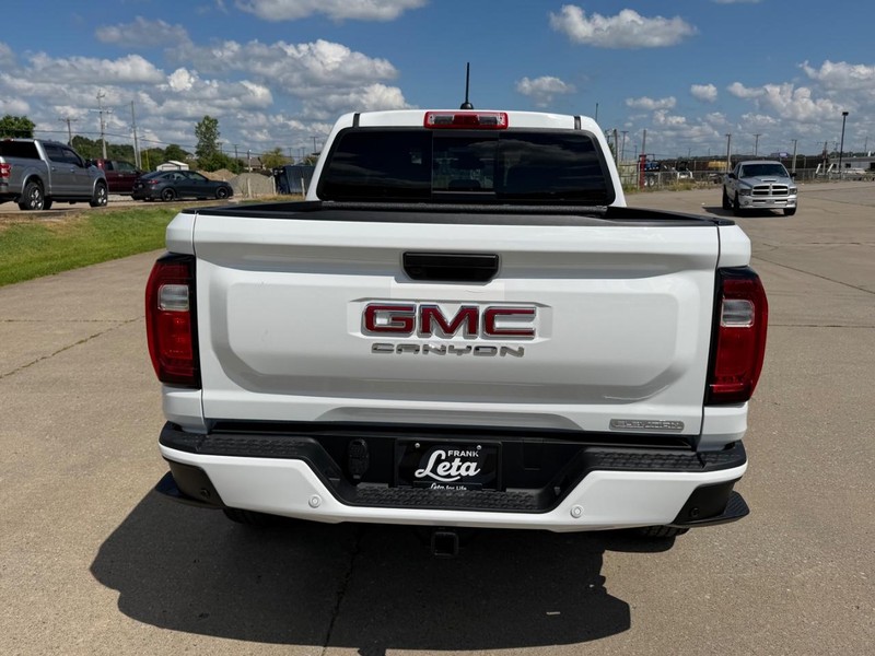 GMC Canyon Vehicle Full-screen Gallery Image 4