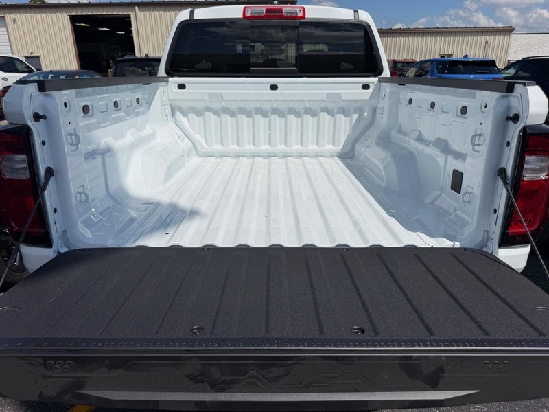 GMC Canyon Vehicle Full-screen Gallery Image 5