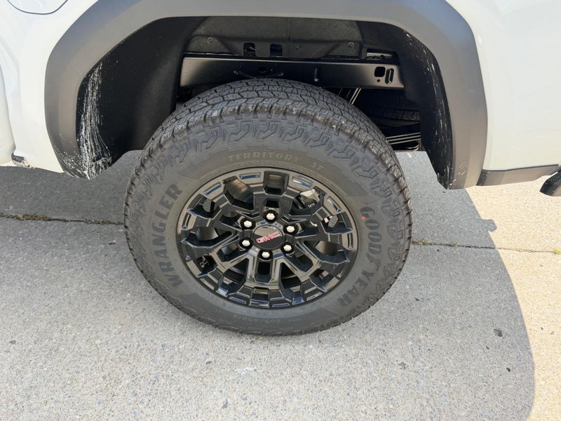 GMC Canyon Vehicle Full-screen Gallery Image 6