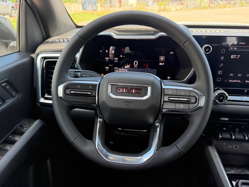GMC Canyon Vehicle Full-screen Gallery Image 9