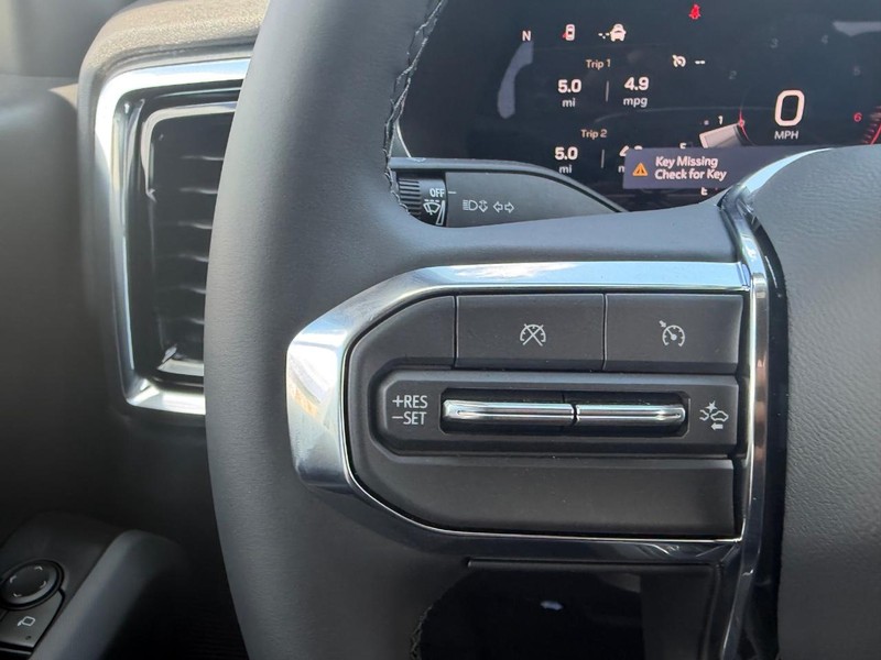 GMC Canyon Vehicle Full-screen Gallery Image 10