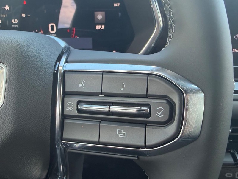 GMC Canyon Vehicle Full-screen Gallery Image 11