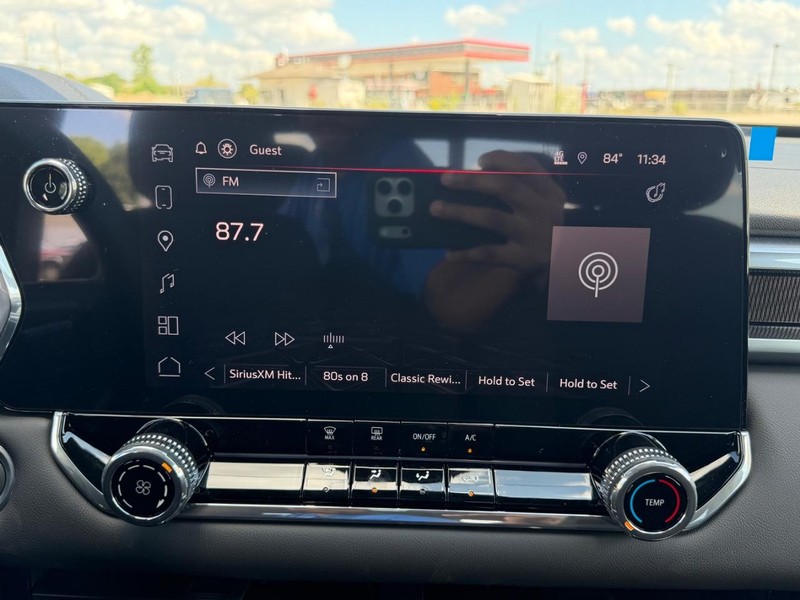 GMC Canyon Vehicle Full-screen Gallery Image 12