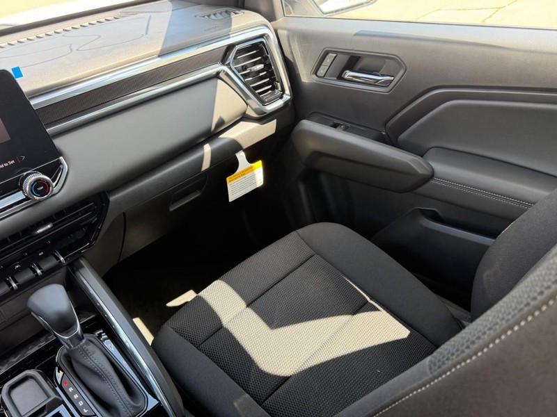GMC Canyon Vehicle Full-screen Gallery Image 15