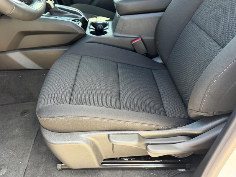 GMC Canyon Vehicle Full-screen Gallery Image 17