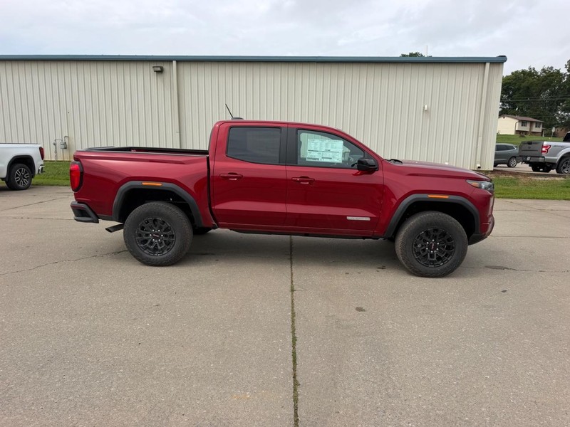 GMC Canyon Vehicle Full-screen Gallery Image 2