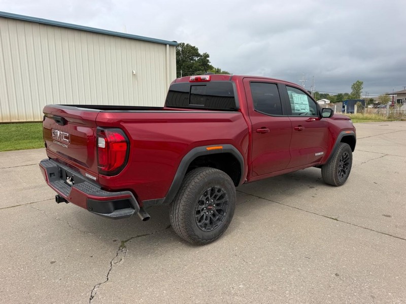 GMC Canyon Vehicle Full-screen Gallery Image 3
