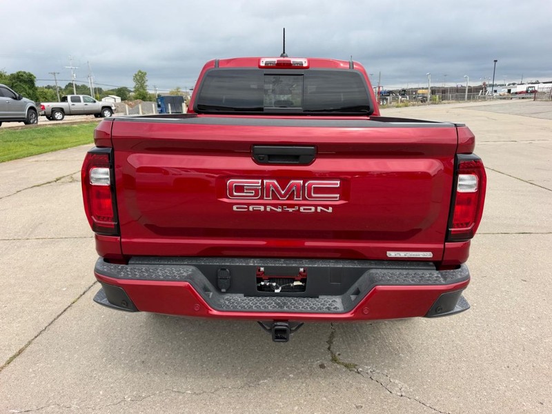 GMC Canyon Vehicle Full-screen Gallery Image 4