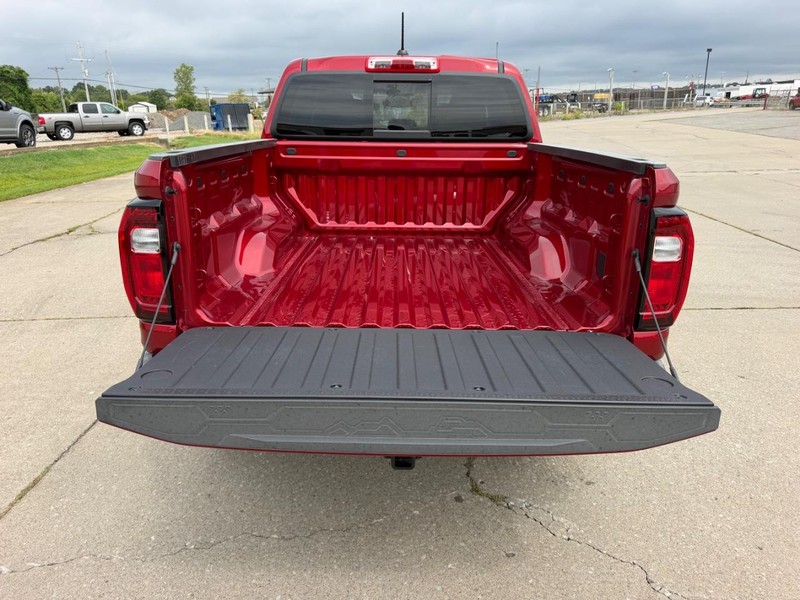 GMC Canyon Vehicle Full-screen Gallery Image 5