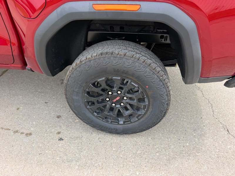 GMC Canyon Vehicle Full-screen Gallery Image 6
