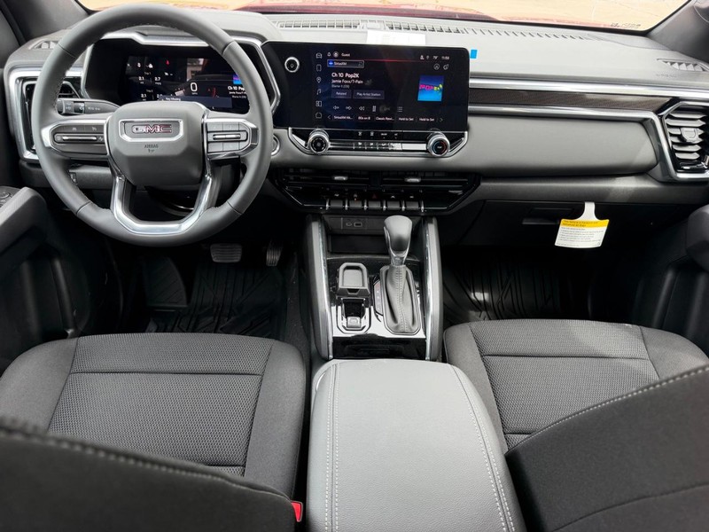 GMC Canyon Vehicle Full-screen Gallery Image 8
