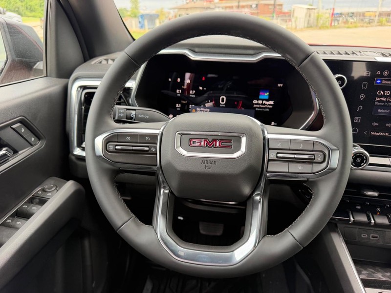 GMC Canyon Vehicle Full-screen Gallery Image 9