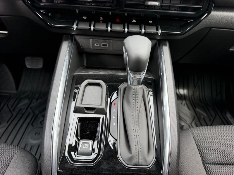 GMC Canyon Vehicle Full-screen Gallery Image 14