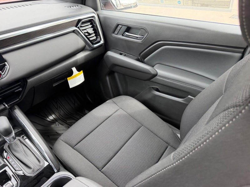 GMC Canyon Vehicle Full-screen Gallery Image 15