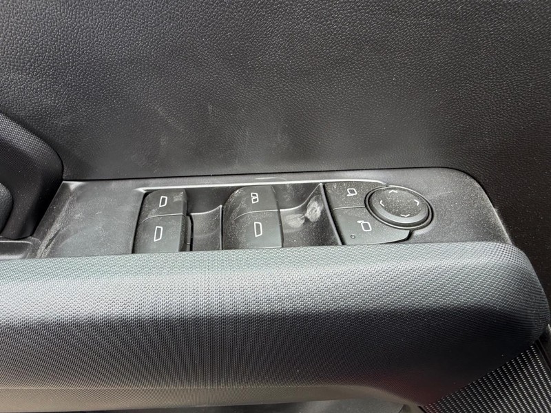 GMC Canyon Vehicle Full-screen Gallery Image 16