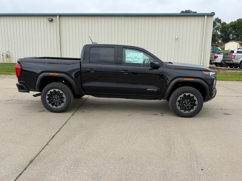 GMC Canyon Vehicle Full-screen Gallery Image 2