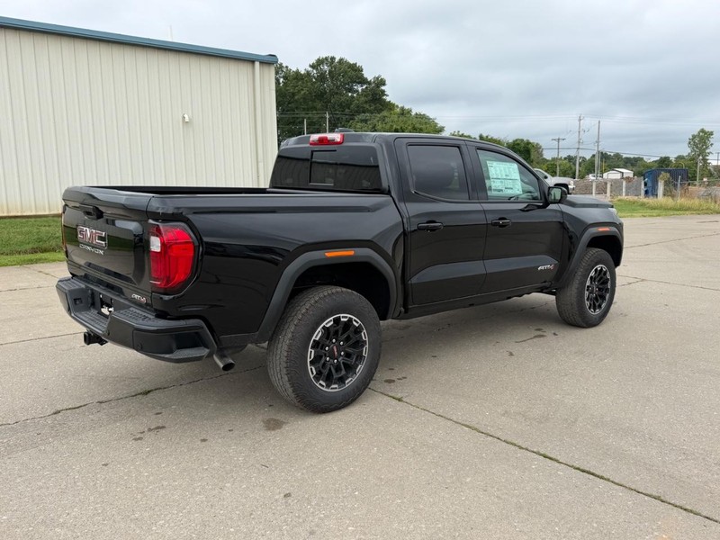 GMC Canyon Vehicle Full-screen Gallery Image 3