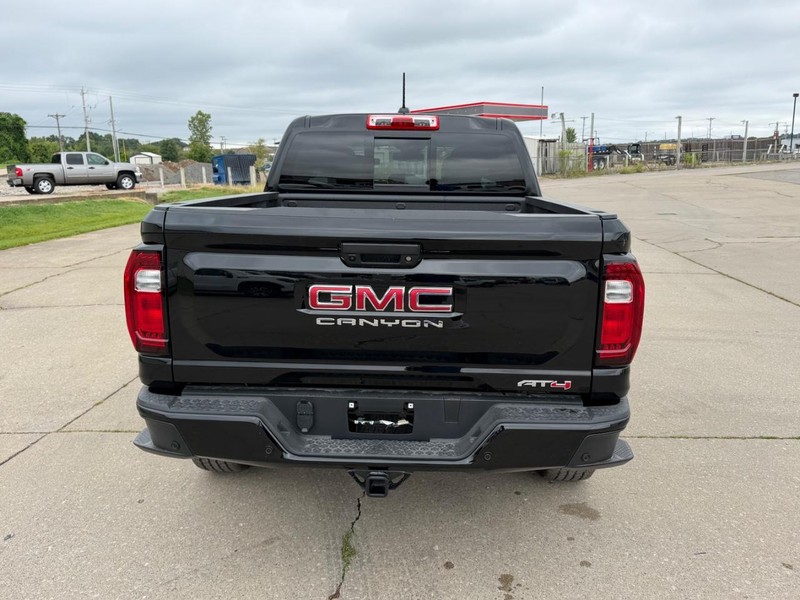 GMC Canyon Vehicle Full-screen Gallery Image 4