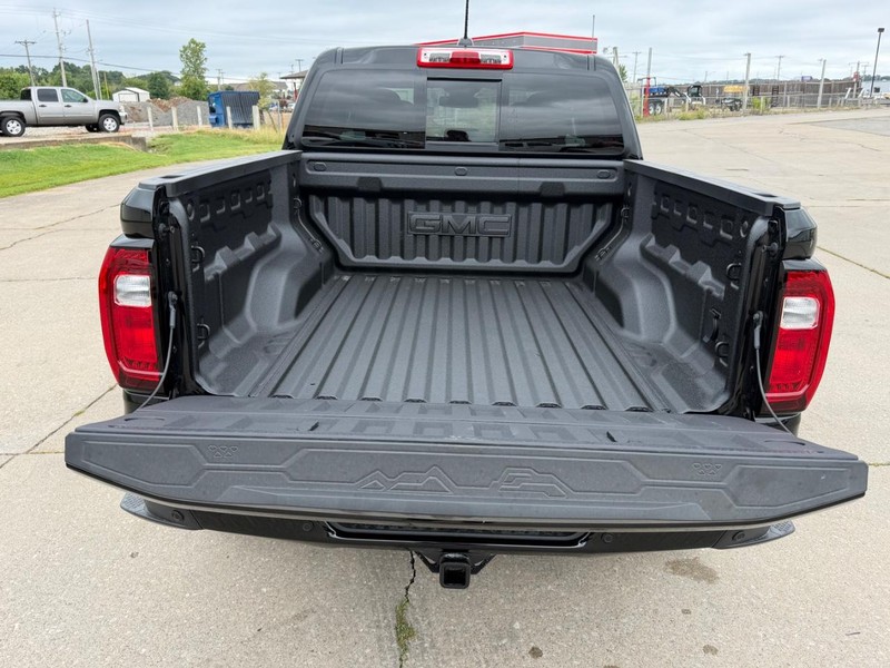 GMC Canyon Vehicle Full-screen Gallery Image 5