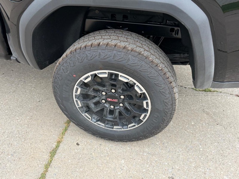 GMC Canyon Vehicle Full-screen Gallery Image 6