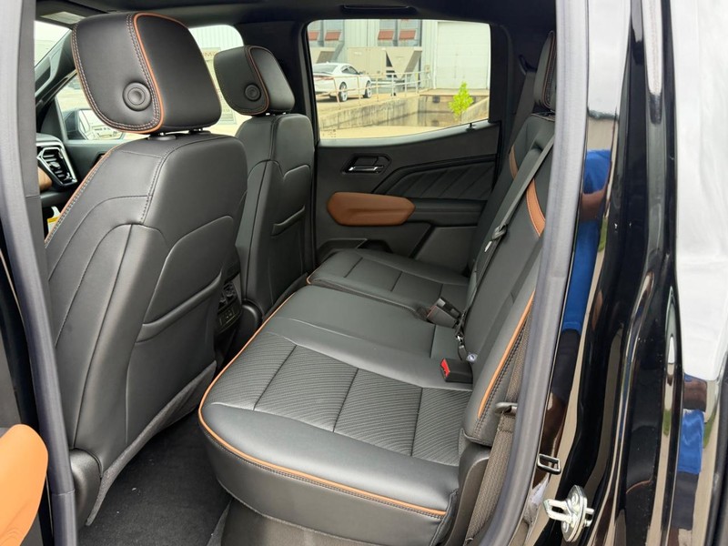 GMC Canyon Vehicle Full-screen Gallery Image 7