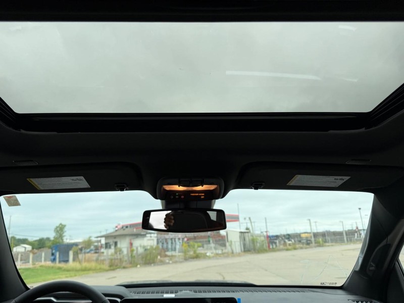 GMC Canyon Vehicle Full-screen Gallery Image 8