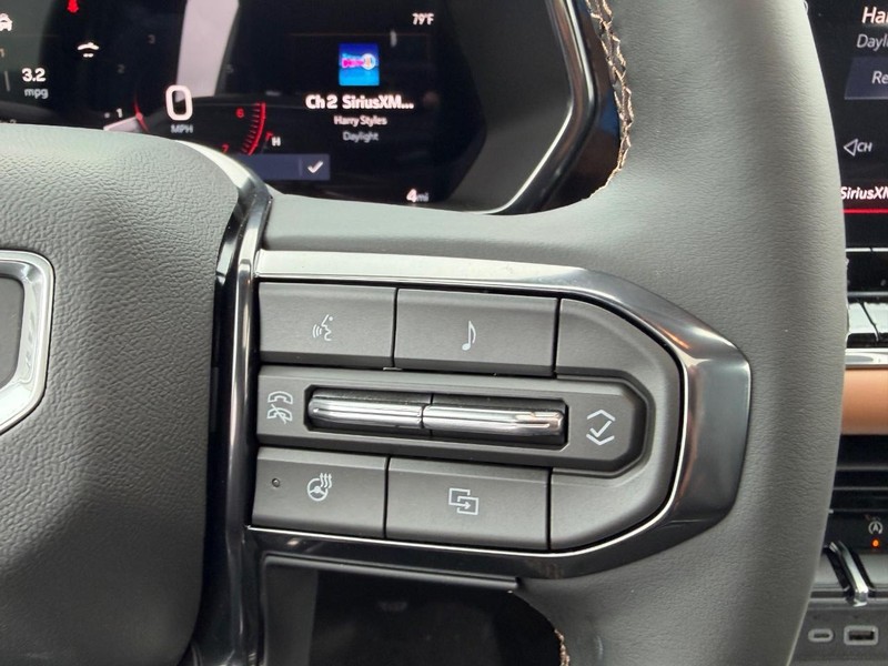 GMC Canyon Vehicle Full-screen Gallery Image 12