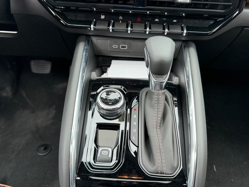 GMC Canyon Vehicle Full-screen Gallery Image 15