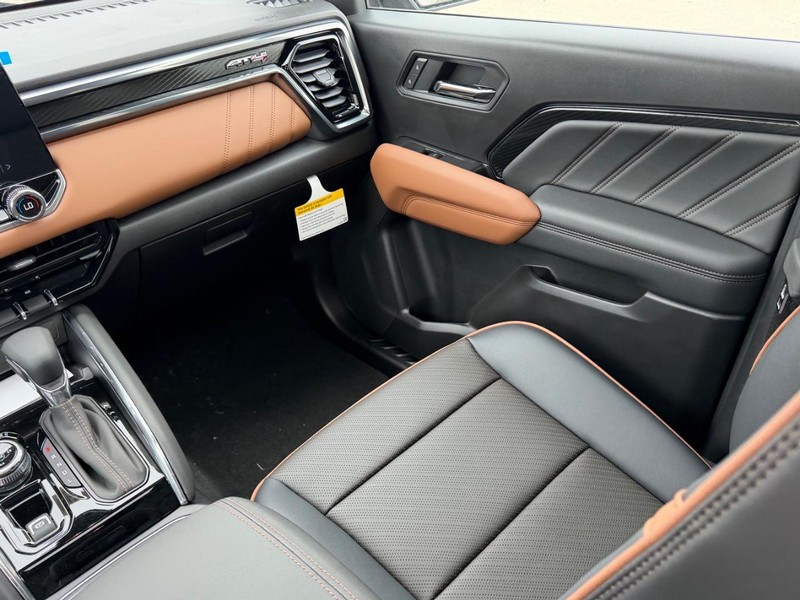 GMC Canyon Vehicle Full-screen Gallery Image 16