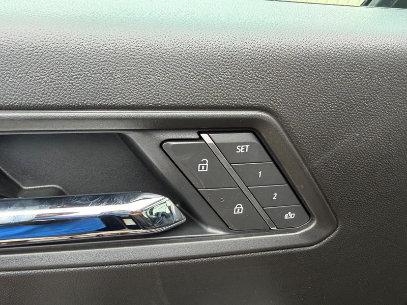 GMC Canyon Vehicle Full-screen Gallery Image 18