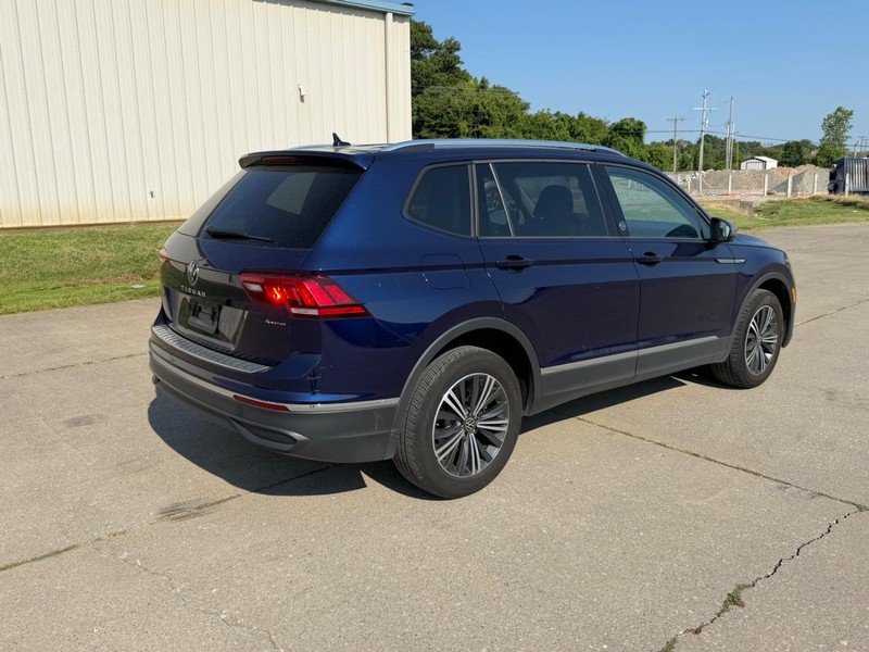 Volkswagen Tiguan Vehicle Full-screen Gallery Image 3