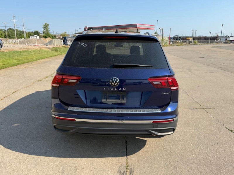 Volkswagen Tiguan Vehicle Full-screen Gallery Image 4