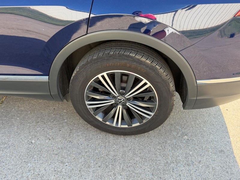 Volkswagen Tiguan Vehicle Full-screen Gallery Image 7