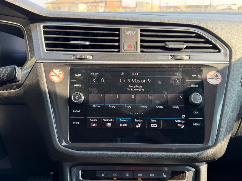 Volkswagen Tiguan Vehicle Full-screen Gallery Image 13