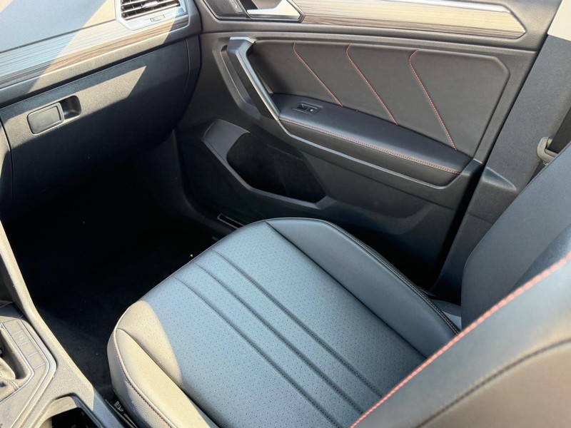Volkswagen Tiguan Vehicle Full-screen Gallery Image 16