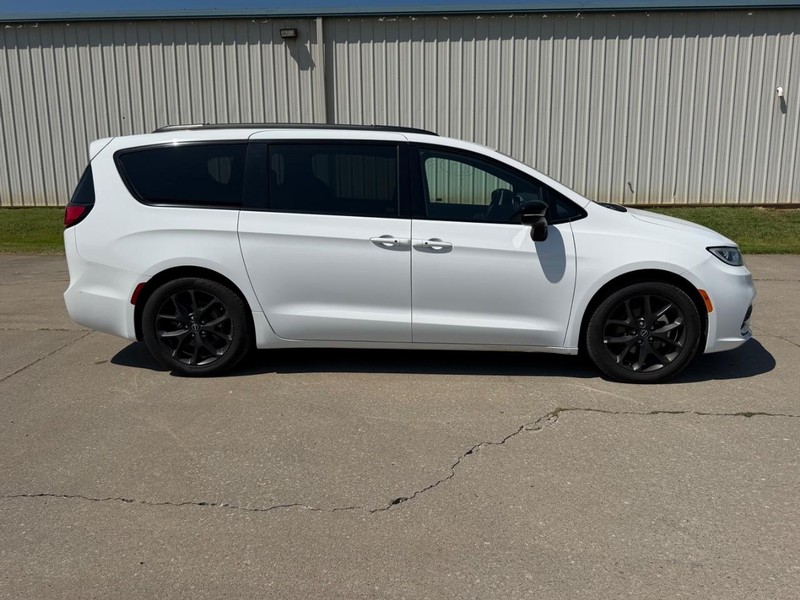 Chrysler Pacifica Vehicle Full-screen Gallery Image 2